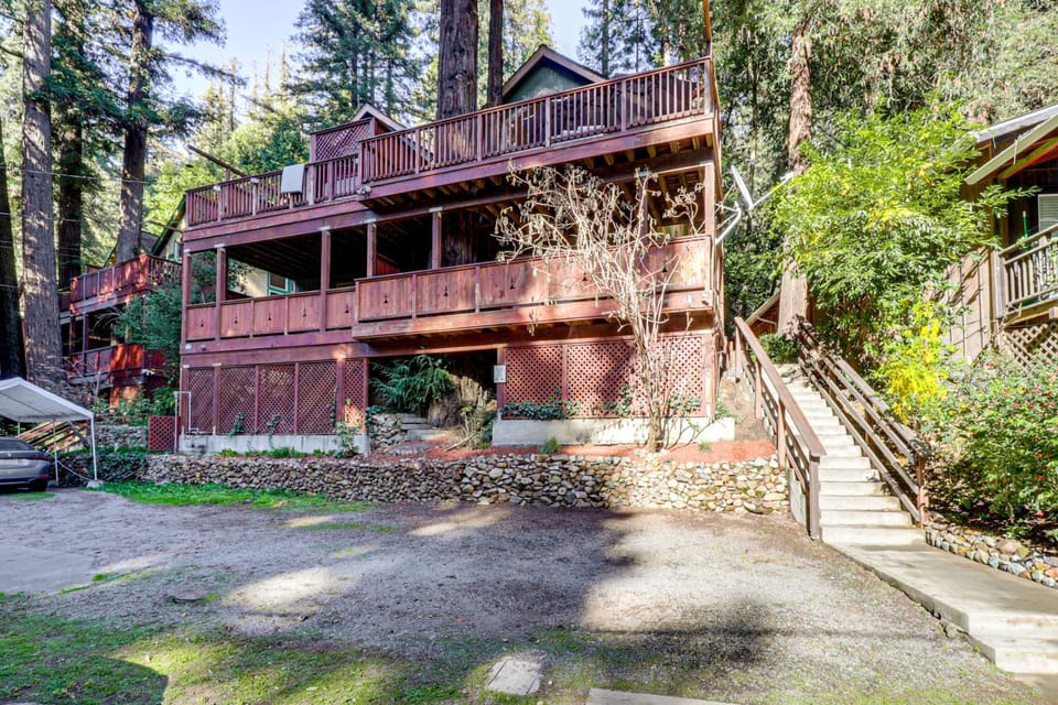 Redwoods Escape with Hot Tub Near Russian River! House in Guerneville