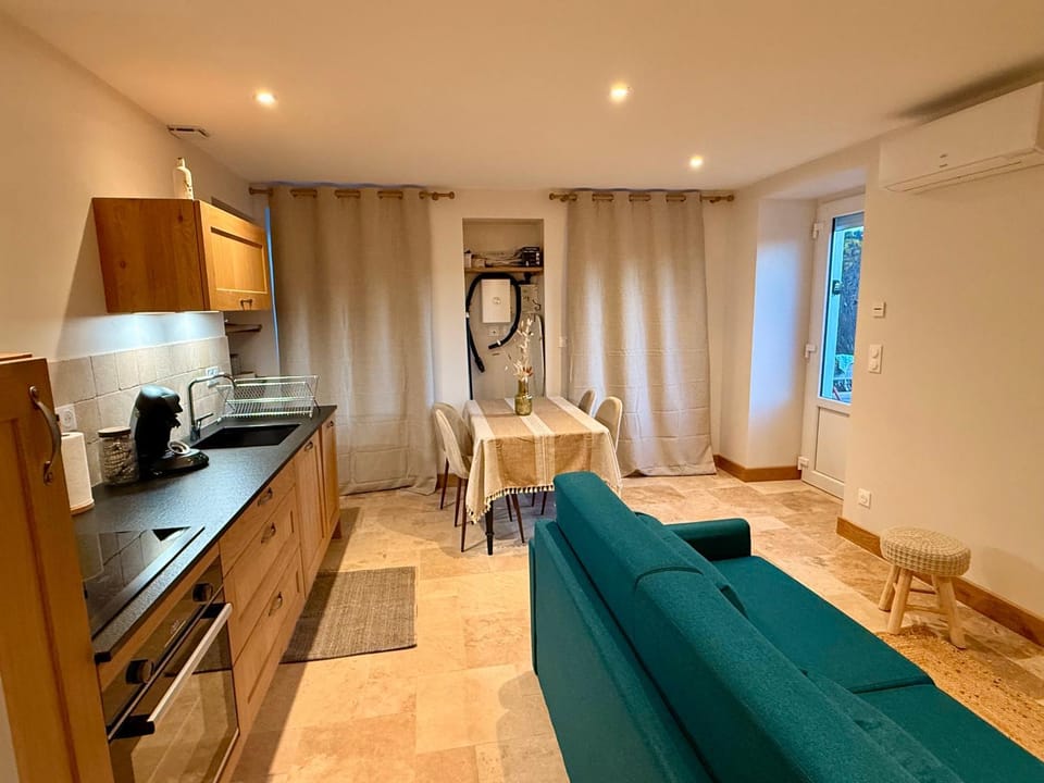 Kitchen or kitchenette, Seating area, Dining area