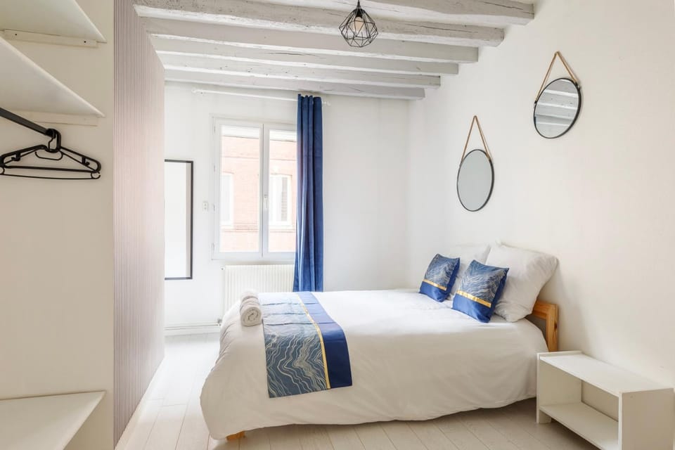 Bed, Photo of the whole room, Bedroom, towels