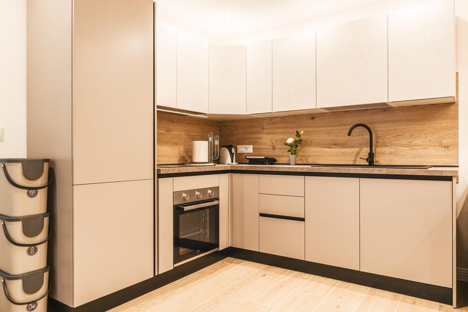 Coffee/tea facilities, Kitchen or kitchenette, dishwasher, stove