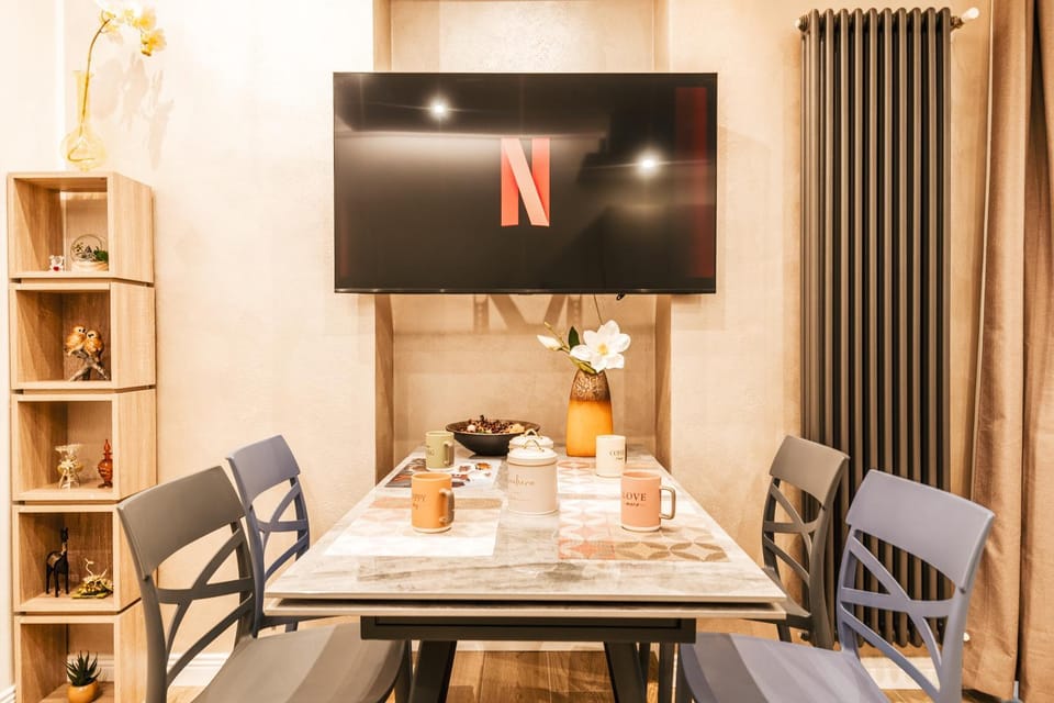 TV and multimedia, Living room, Seating area, Dining area