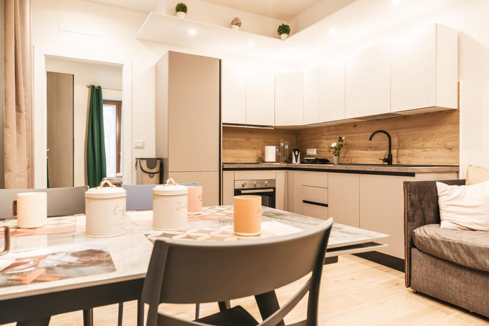 Coffee/tea facilities, Kitchen or kitchenette, Living room, Seating area, Dining area