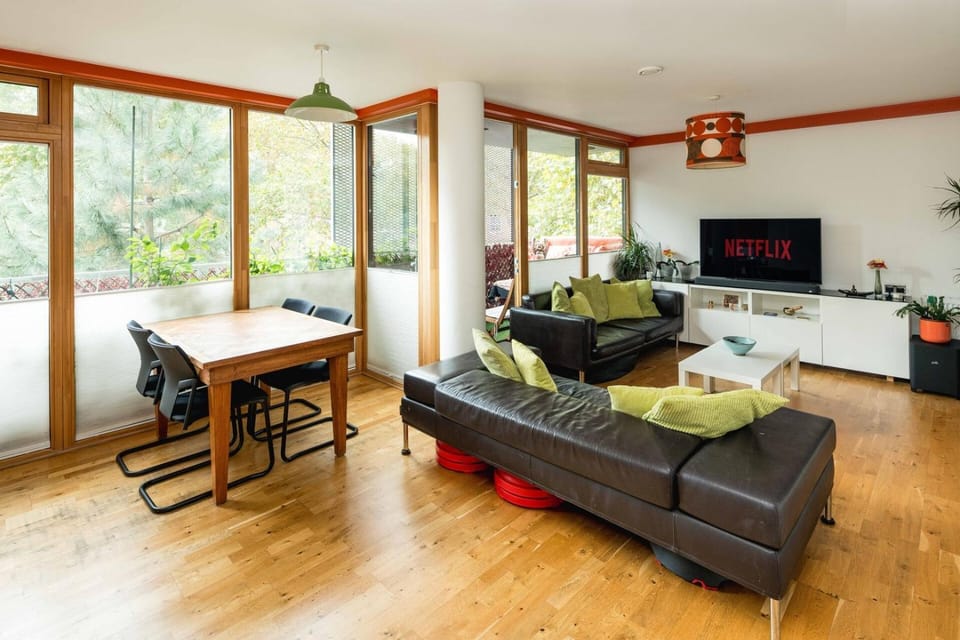 TV and multimedia, Kitchen or kitchenette, Living room, Seating area, Dining area