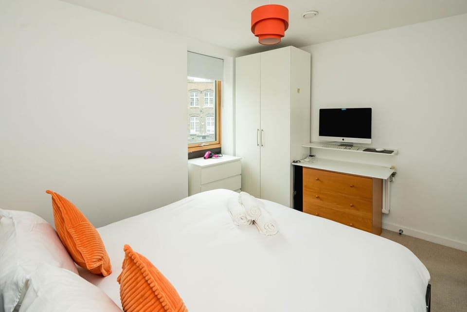Bed, TV and multimedia, Photo of the whole room, Bedroom, towels