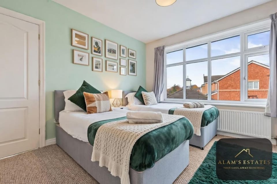 Roundhay Home 4-Bed with Free Parking WI-FI House in Leeds