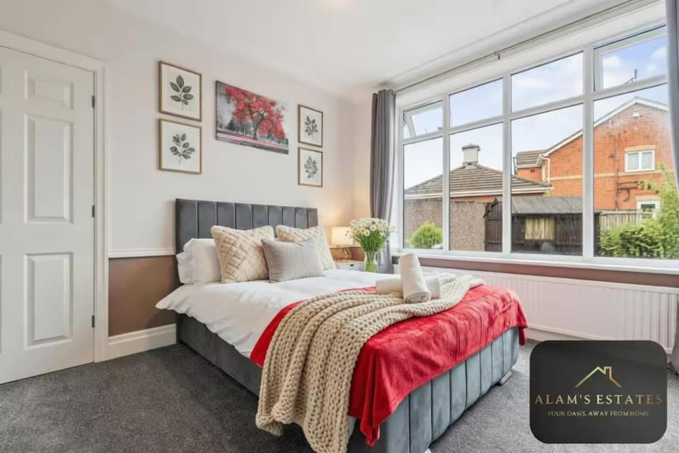 Roundhay Home 4-Bed with Free Parking WI-FI House in Leeds