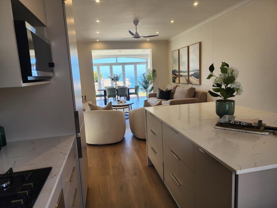 Kitchen or kitchenette, Living room, Seating area