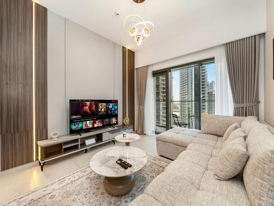 Communal lounge/ TV room, TV and multimedia, Living room, Seating area, Evening entertainment