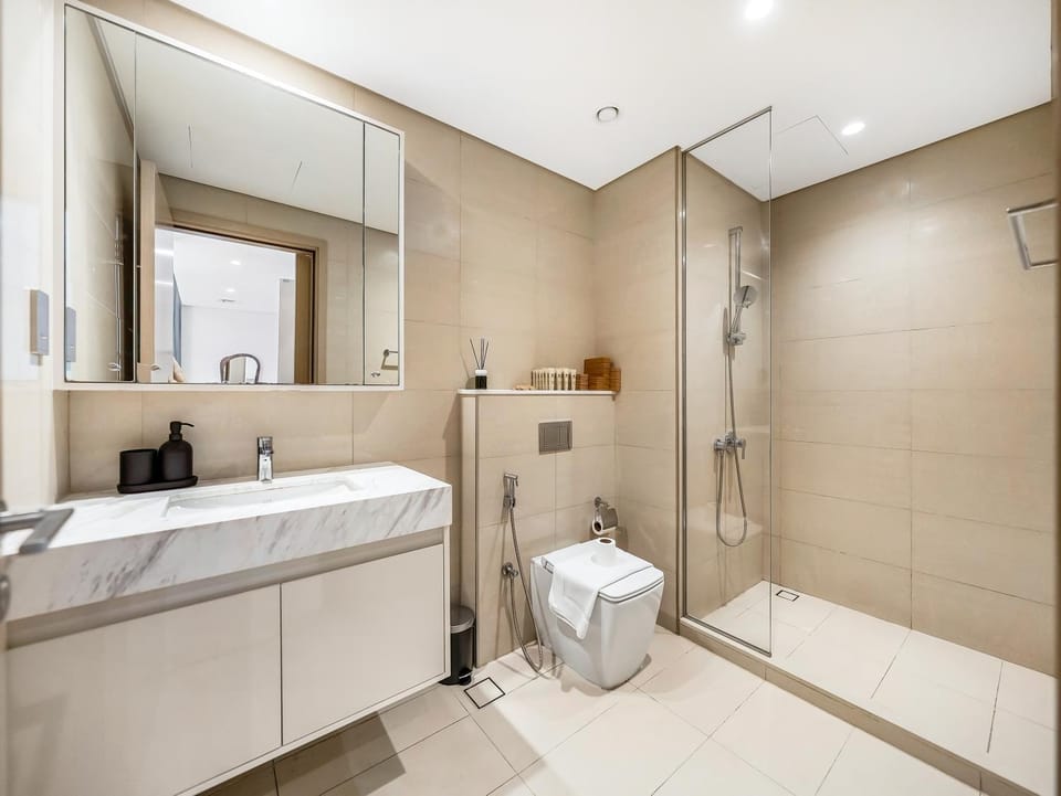 Shower, Toilet, Bathroom, Bath, bidet, towels