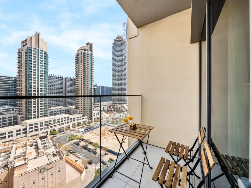 Property building, Patio, Day, View (from property/room), Balcony/Terrace, Living room, Seating area, Dining area, City view