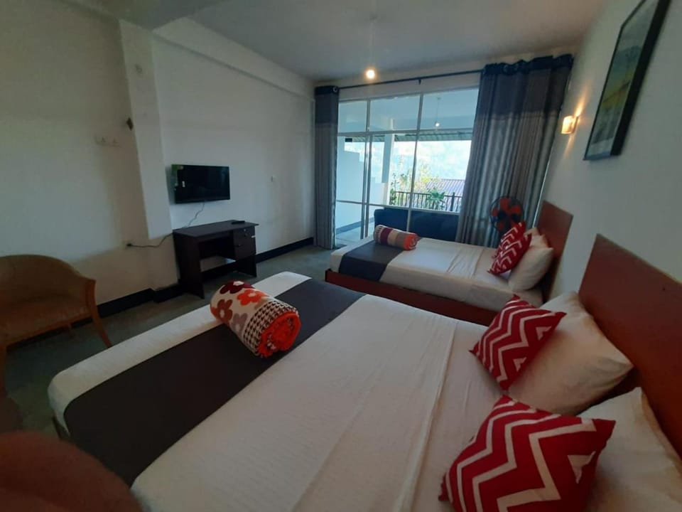 Bed, TV and multimedia, Photo of the whole room, Bedroom