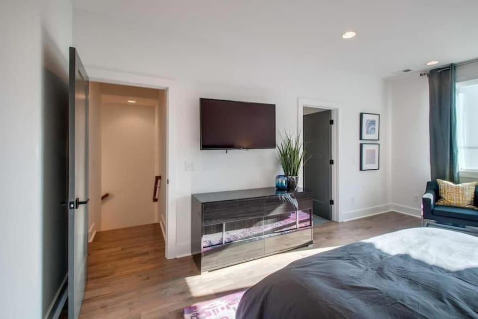 Gulch Downtown Skyline View Apartment in Nashville