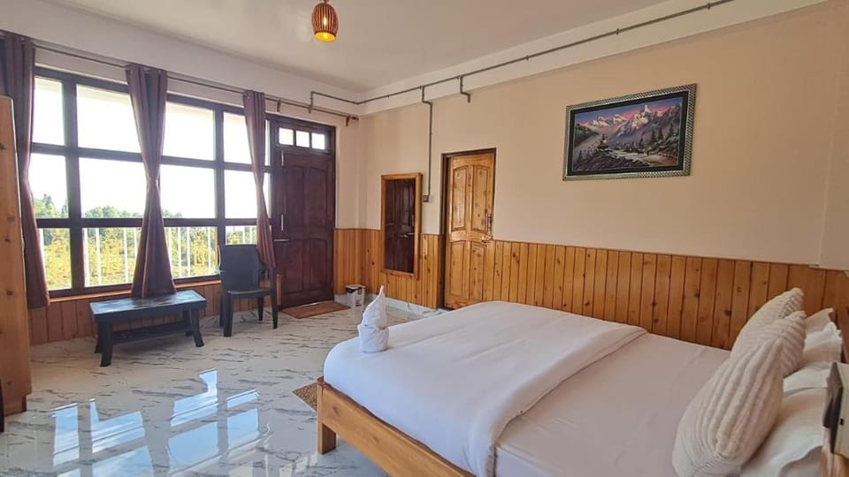 Bed, Living room, Photo of the whole room, Seating area, Bedroom, Mountain view, Mountain view