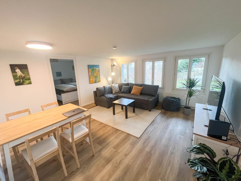 TV and multimedia, Living room, Seating area, Dining area