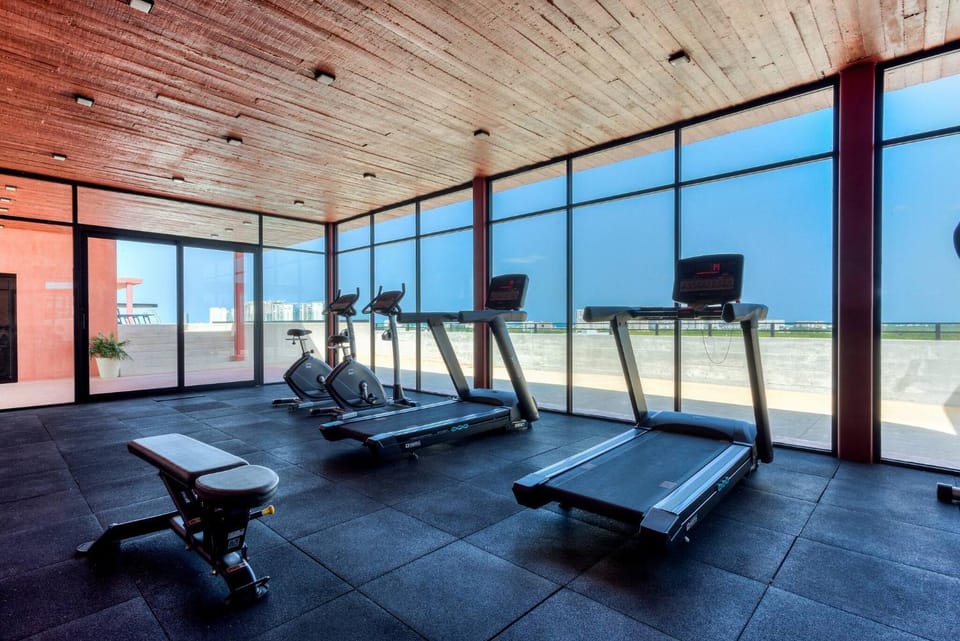 Property building, Restaurant/places to eat, Fitness centre/facilities, Fitness centre/facilities, Area and facilities, Supermarket/grocery shop, Shopping Area, Swimming pool
