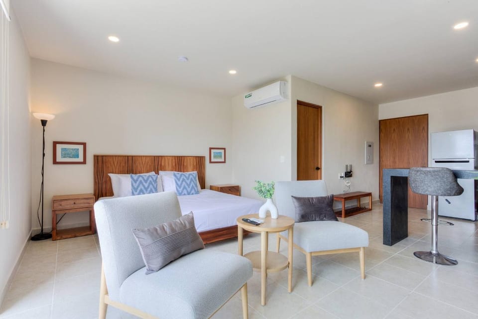 Property building, Restaurant/places to eat, Neighbourhood, TV and multimedia, Fitness centre/facilities, Supermarket/grocery shop, Shopping Area, Swimming pool