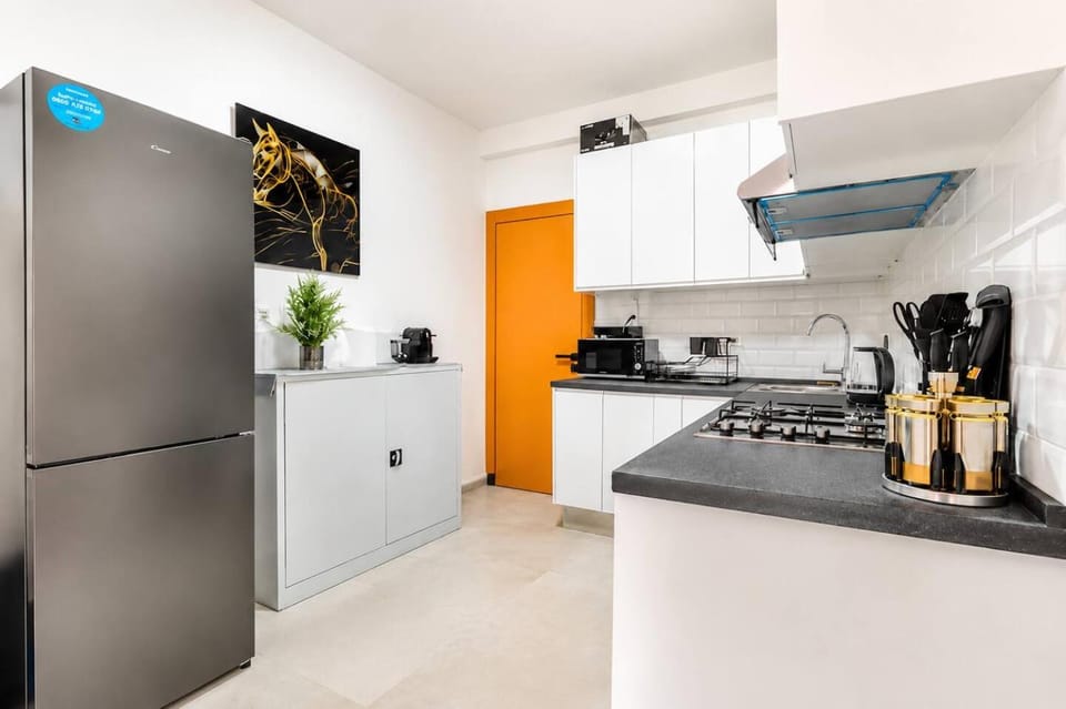 Coffee/tea facilities, Kitchen or kitchenette, microwave, oven, stove, kitchen