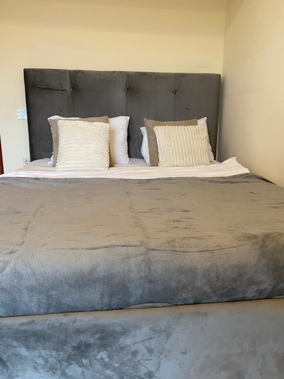 Bed, Photo of the whole room, Bedroom