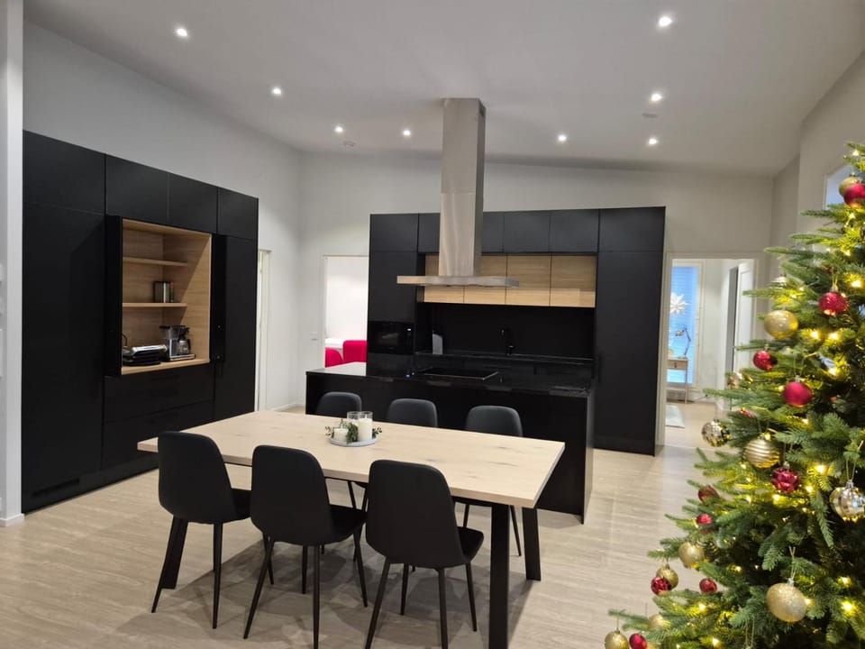 Kitchen or kitchenette, Dining area