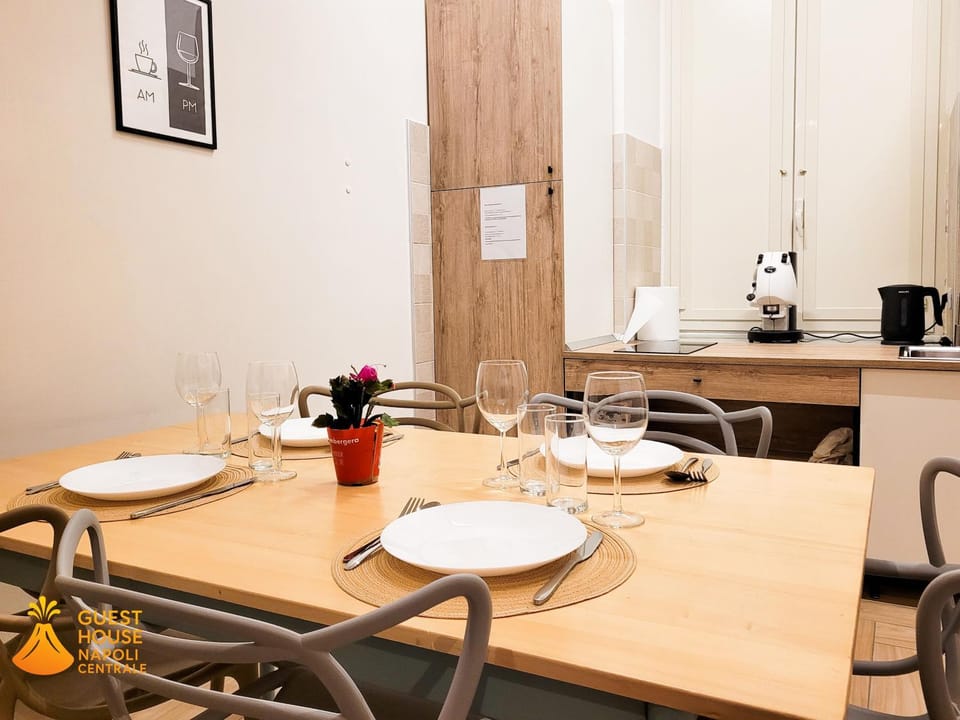 Coffee/tea facilities, Kitchen or kitchenette, Dining area