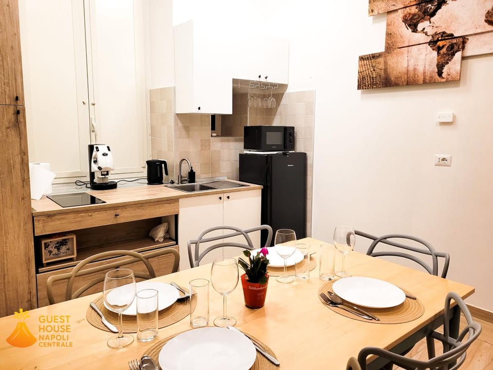 Coffee/tea facilities, Kitchen or kitchenette, Living room, Seating area, Dining area, stove