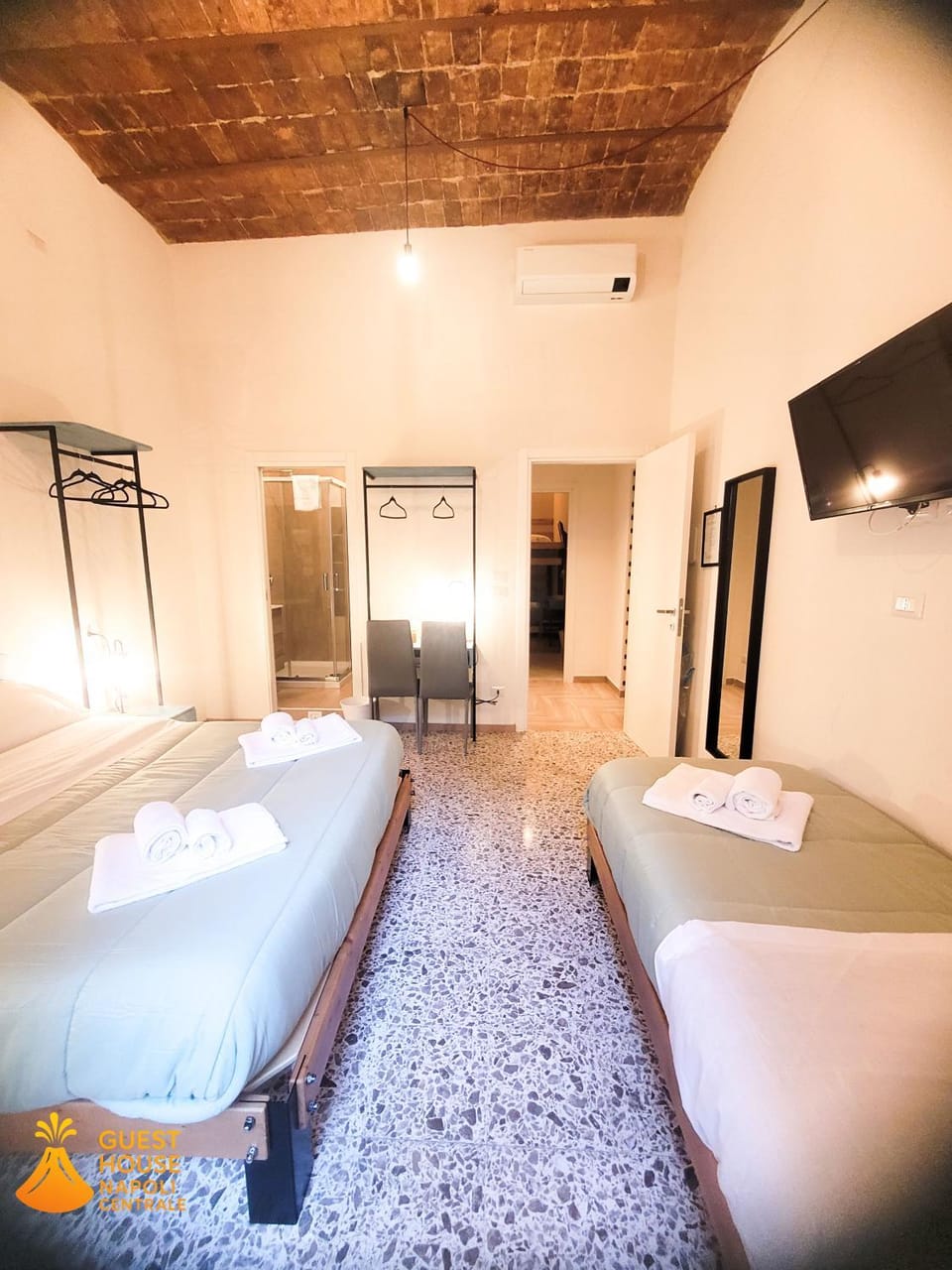 Bed, TV and multimedia, Photo of the whole room, Bedroom, towels