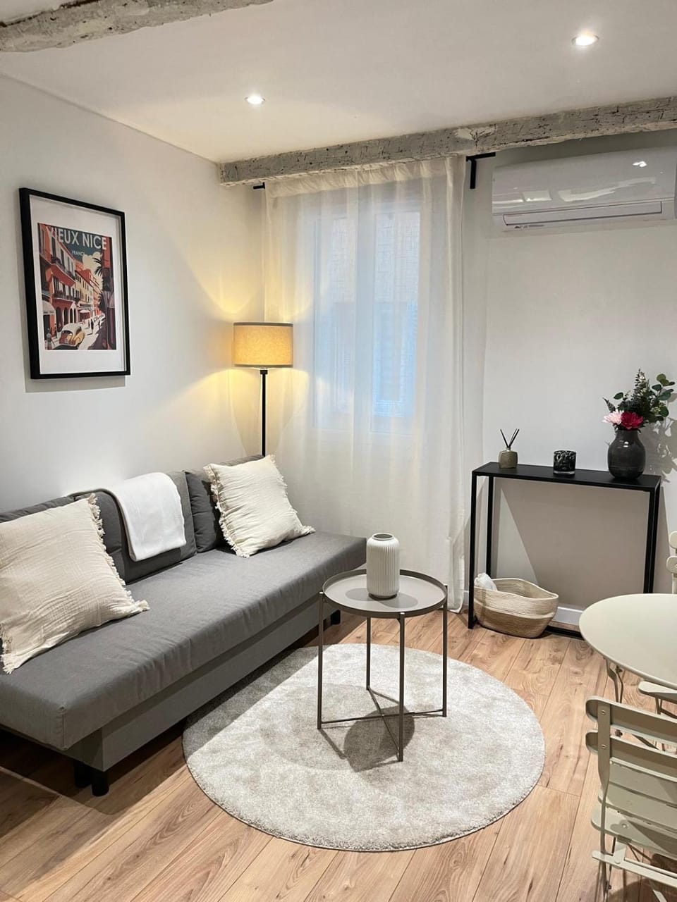 Living room, Seating area, air conditioner