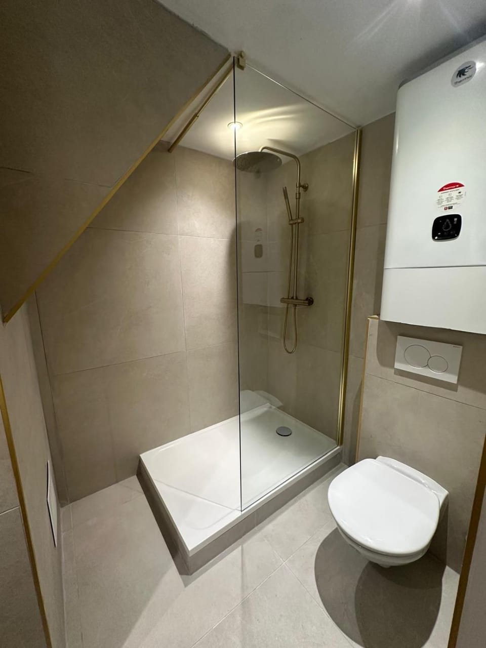 Shower, Toilet, Bathroom, towels