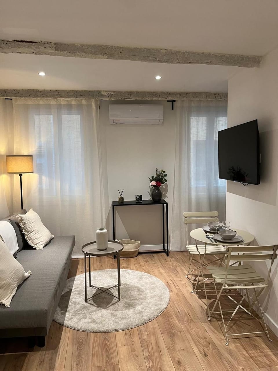 TV and multimedia, Living room, Seating area, Dining area
