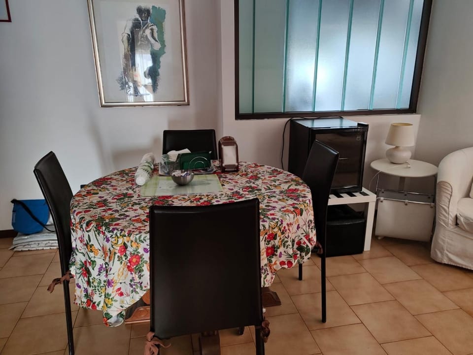 Day, Living room, Seating area