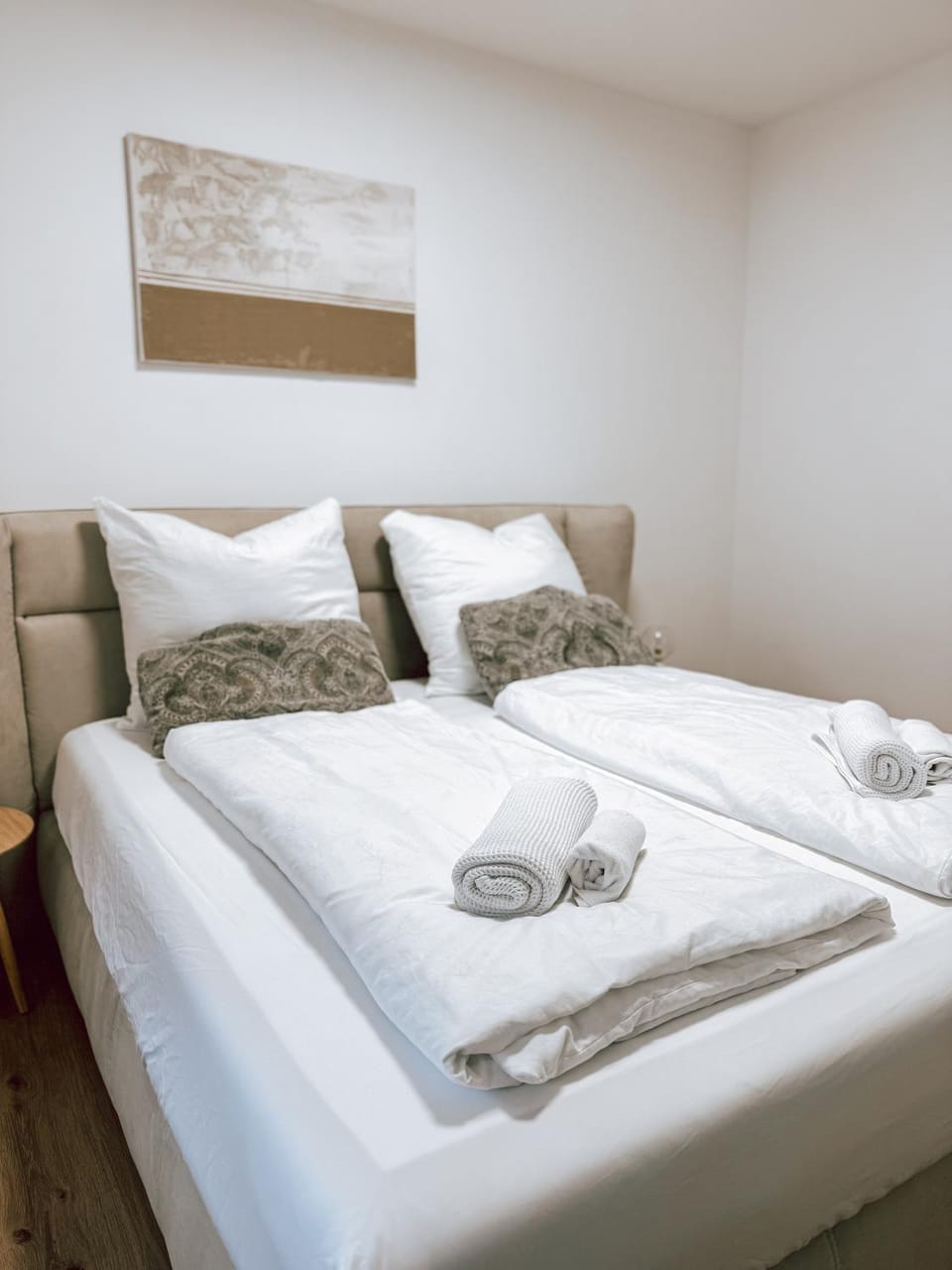 Bed, Bedroom, towels