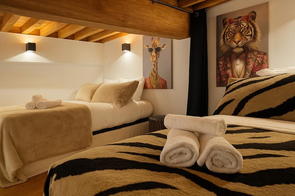 Bed, Bedroom, towels