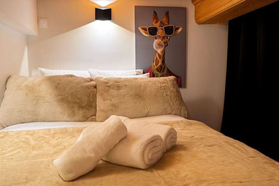 Bed, Bedroom, towels