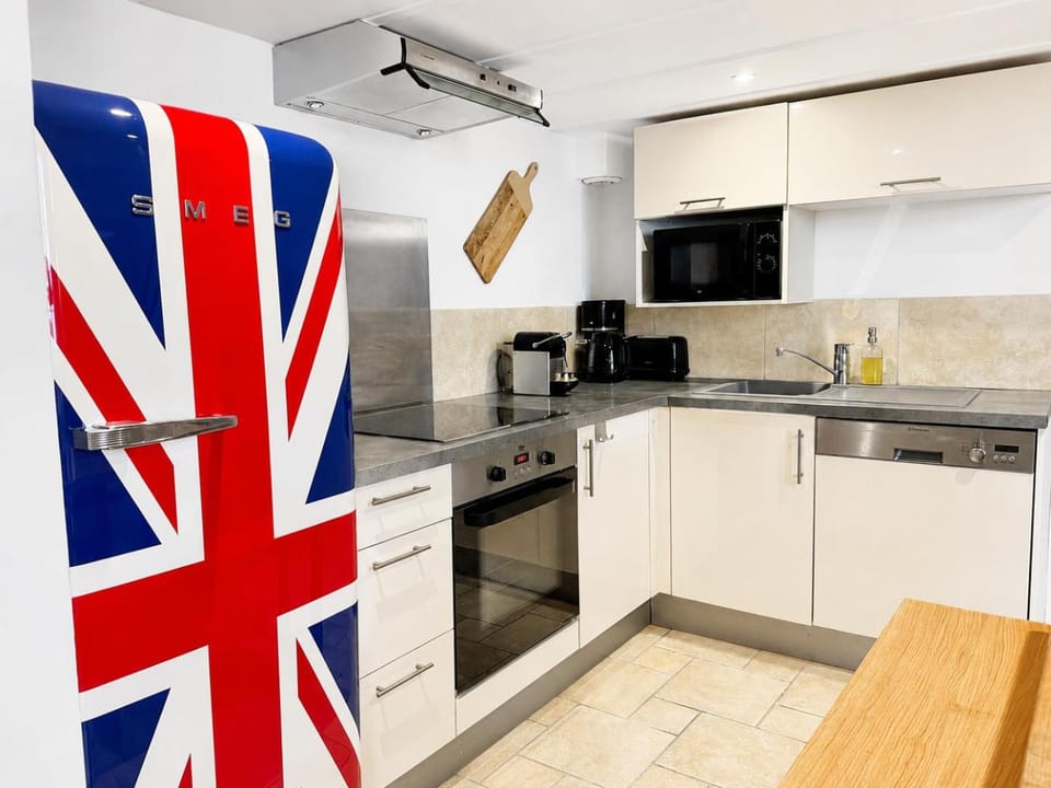 Coffee/tea facilities, Kitchen or kitchenette, oven, stove, toaster