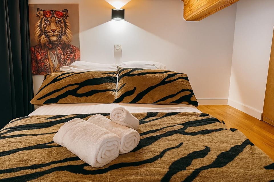 Bed, Bedroom, towels