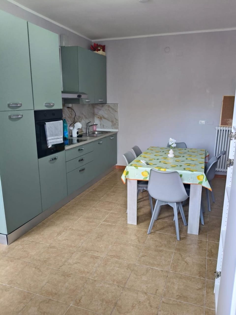 Kitchen or kitchenette, Dining area, stove