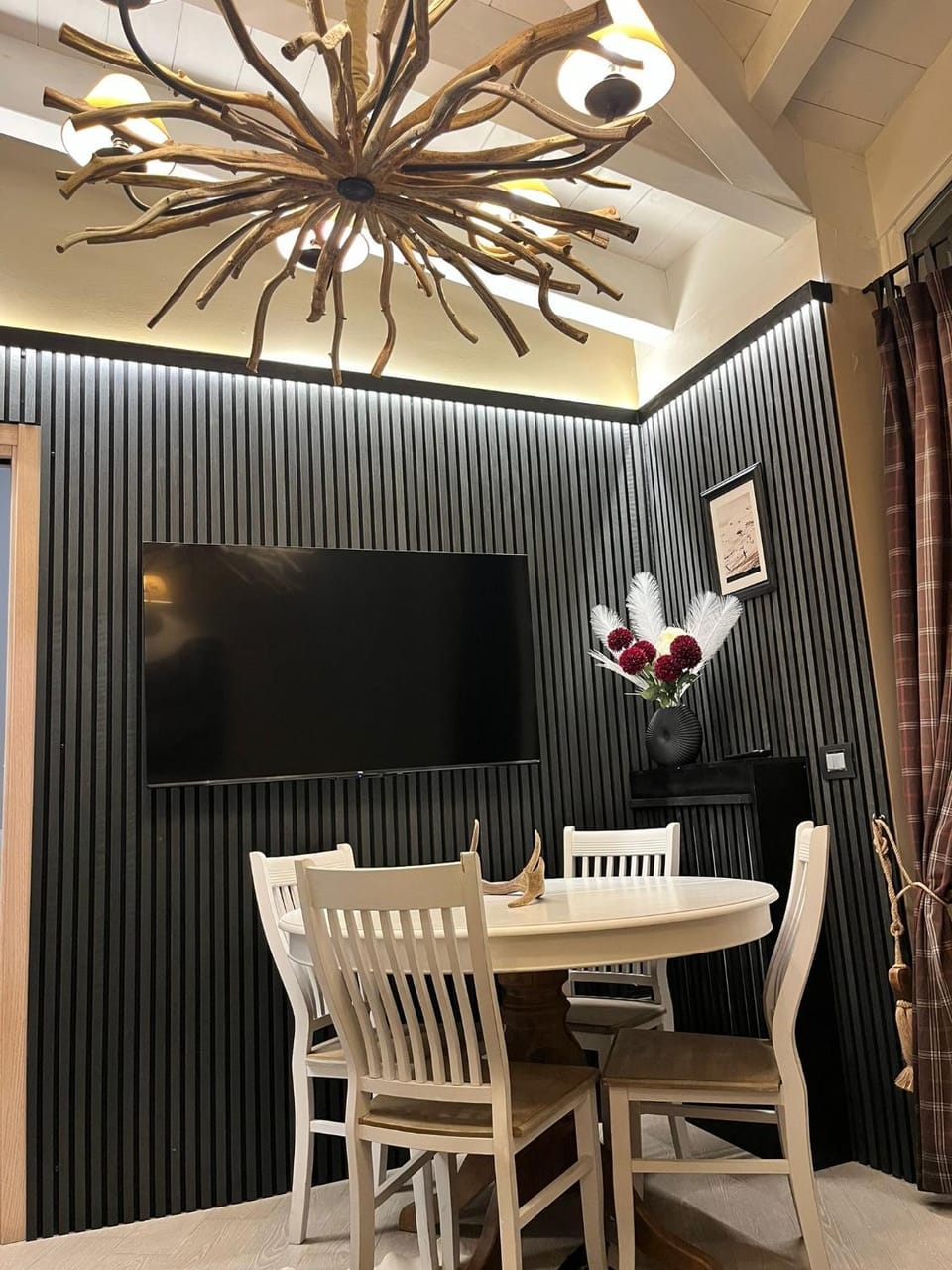 TV and multimedia, Living room, Seating area, Dining area