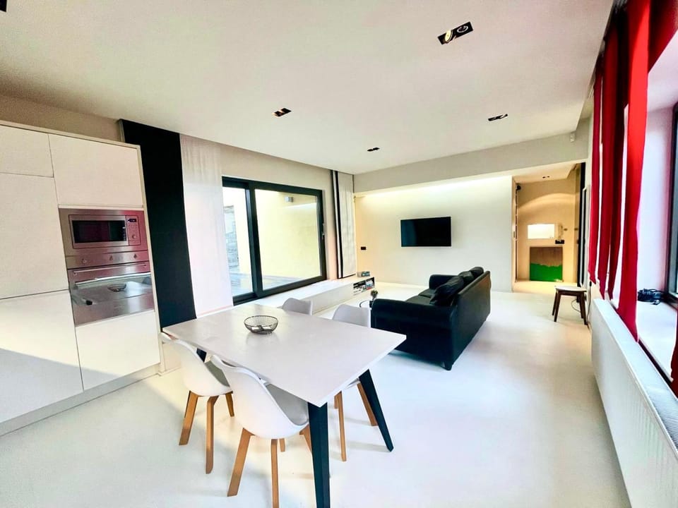 Communal lounge/ TV room, TV and multimedia, Living room, Seating area, Dining area, Evening entertainment