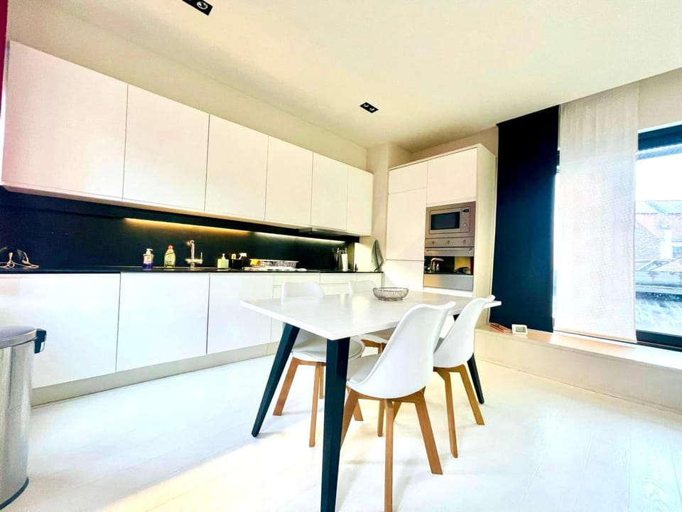 Kitchen or kitchenette, Seating area, Dining area