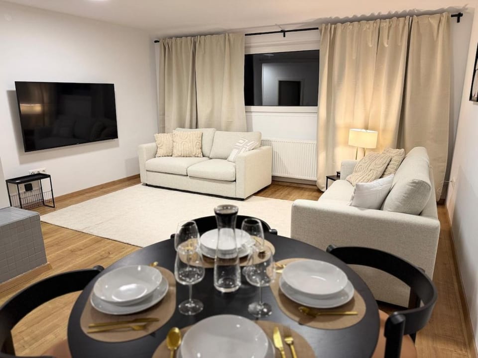 Communal lounge/ TV room, TV and multimedia, Living room, Seating area, Dining area, Evening entertainment