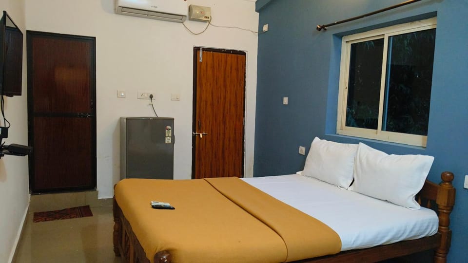 Photo of the whole room, Bedroom, wardrobe, air conditioner
