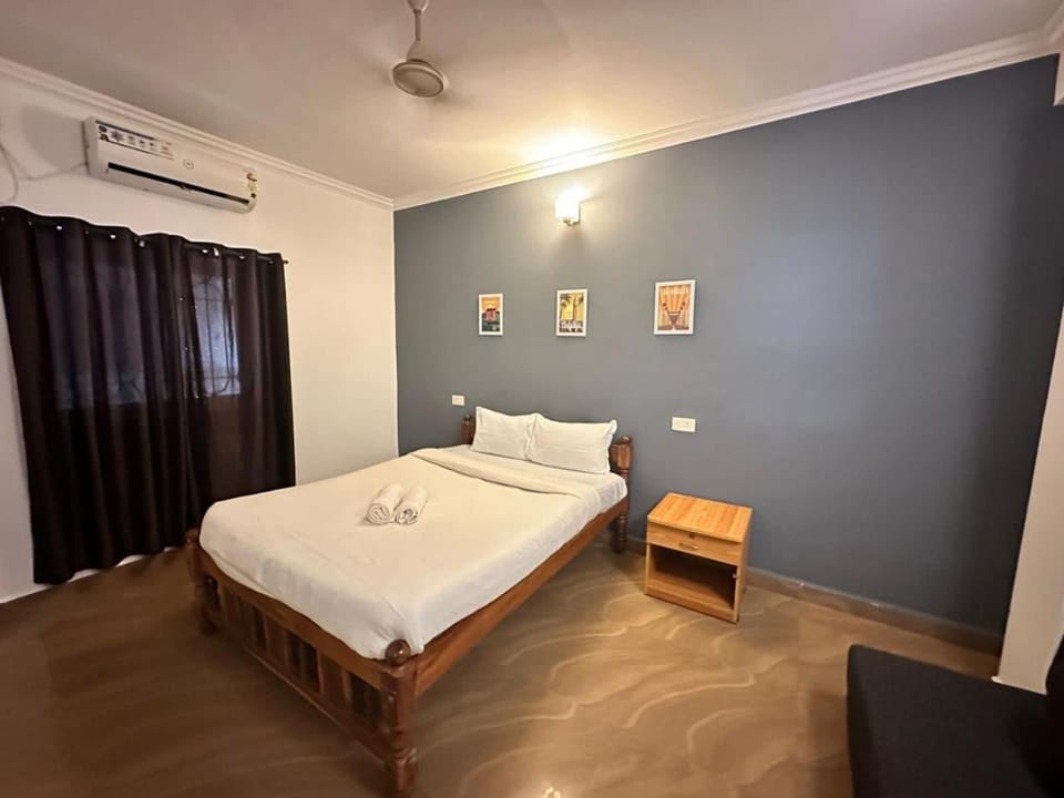 Photo of the whole room, Bedroom, air conditioner