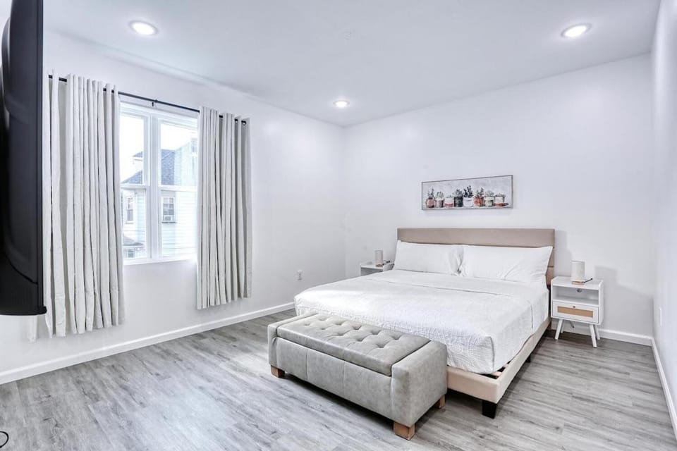 Newly Built Lake House Near NYC EWR MetLife AD Mall Apartment in Passaic