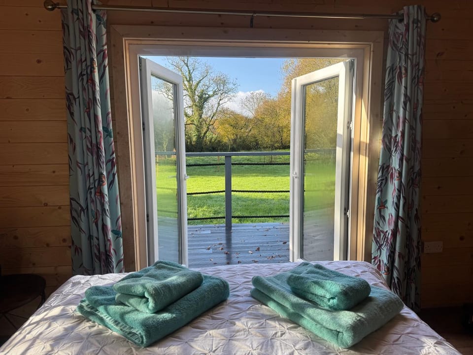 Bed, Bedroom, Garden view