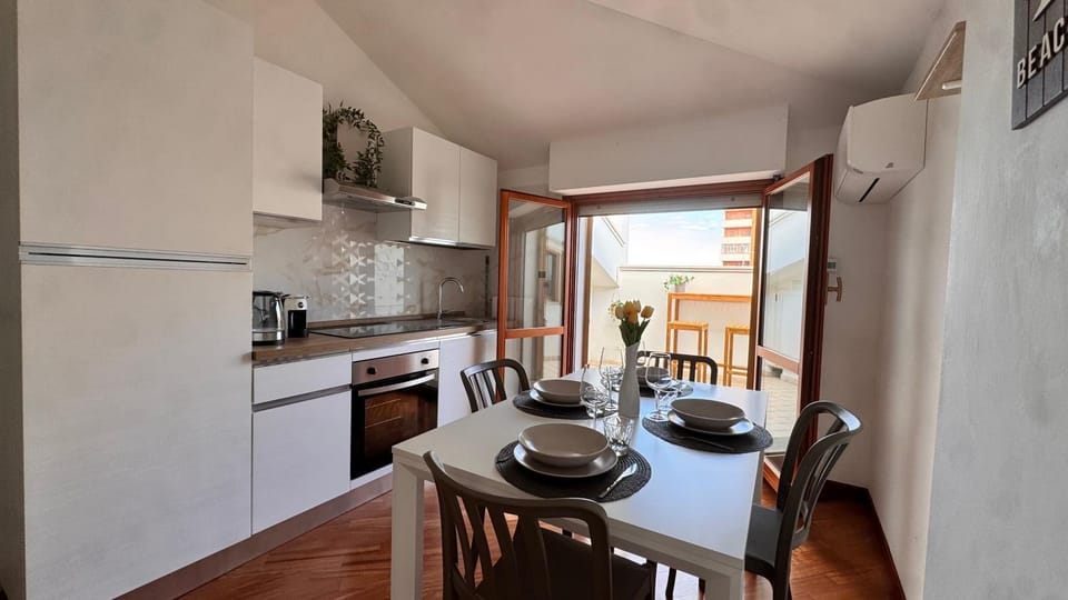 Kitchen or kitchenette, Dining area, oven, stove