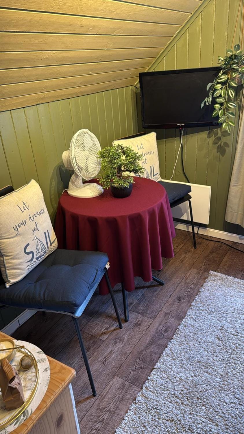 Cozy bedroom & basement with amenities Bed and Breakfast in Vestland