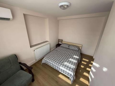 Bed, Seating area, internet, air conditioner