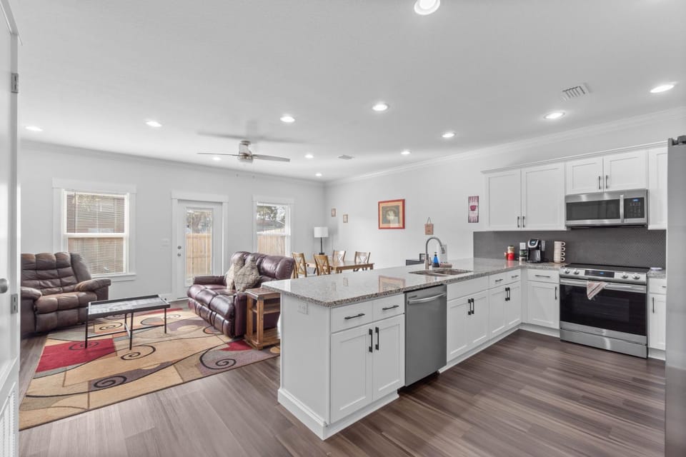 Seaside Serenity Pet Friendly Near Destin House in Wright