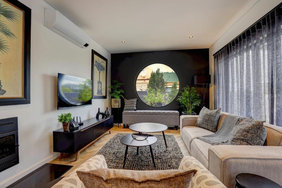 TV and multimedia, Living room, Seating area, Evening entertainment