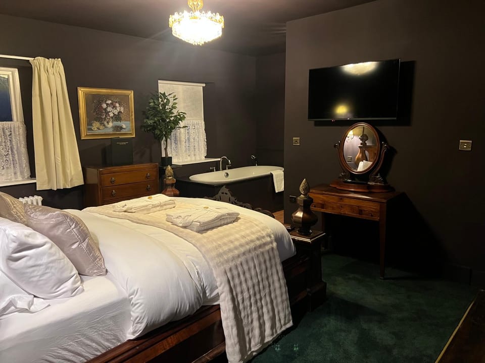 Bed, TV and multimedia, Photo of the whole room, Bedroom